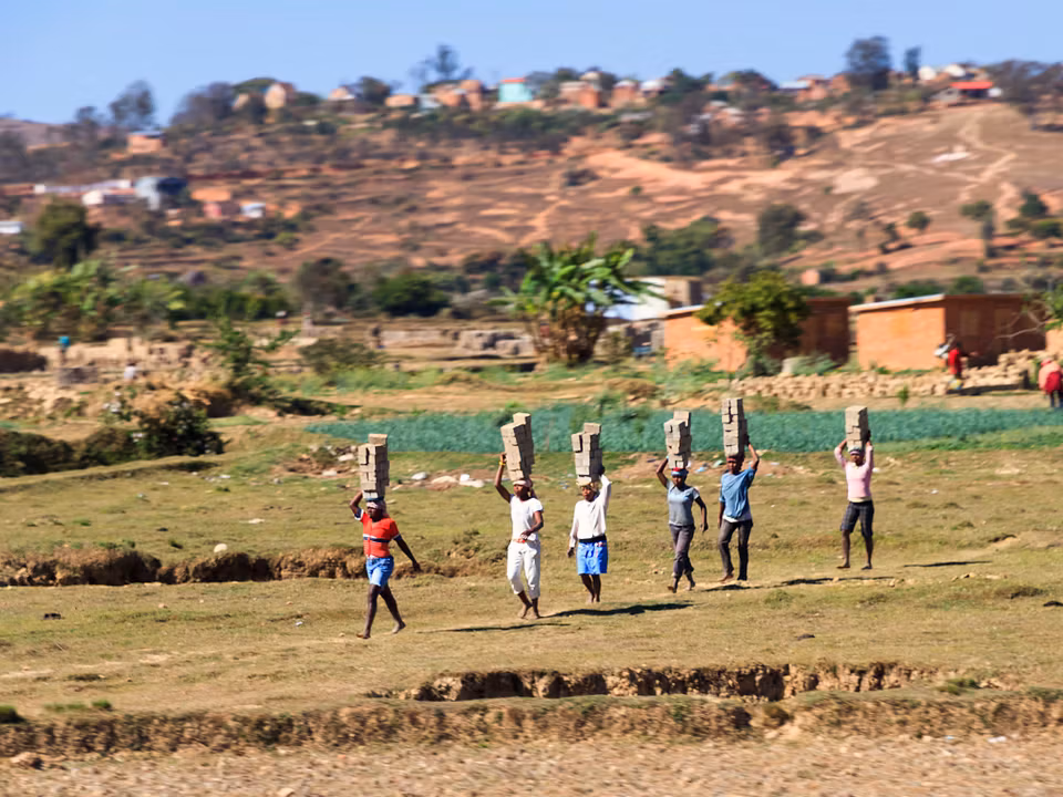 Flights to Fort Dauphin
